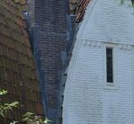 Een tapse schoorsteen aansluitend op een parabooldak vereist veel zink/lood.
              <br/>
              Richard Keijzer, 2014-09-03